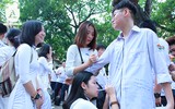 [ẢNH] Nữ sinh Hà Nội bật khóc trong ngày bế giảng